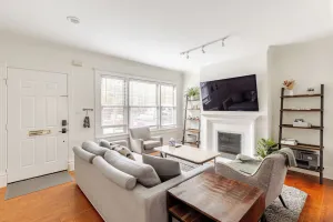 Image of Charming 4br Duplex In Oak Lawn Private Backyard