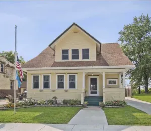 Image of 5 bdrm\/sleeps12 Lakeside Getaway