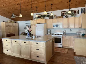 Image of Charming 2 bedroom cottage overlooking Arnold Lake under 10 min to CDP