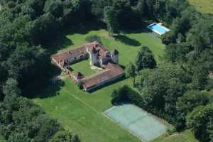 Image of 17th-century manor house, piano, tennis court, heated swimming pool. Ideal for families