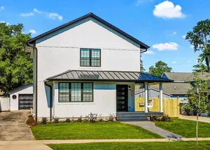 Image of Cozy Downtown Farmhouse on Wells, 5BR 3 BA Sleeps 15!!