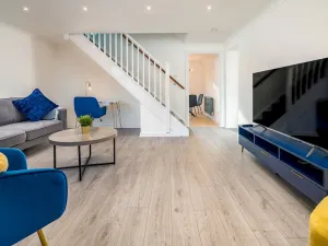 Image of Pass the Keys Stylish 4 Bedroom Home with Parking in Borehamwood