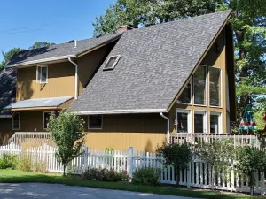 Image of Home On White Lake With Private Frontage, Sleeps 10, Modern Kitchen