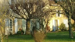 Image of Cottage between Bordeaux and St Emilion with Magnificent Park, surrounded by Vines