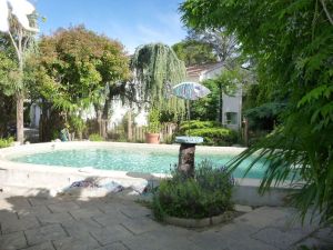 Image of Very bright 65m2 ground-floor apartment in house with large garden, swimming pool