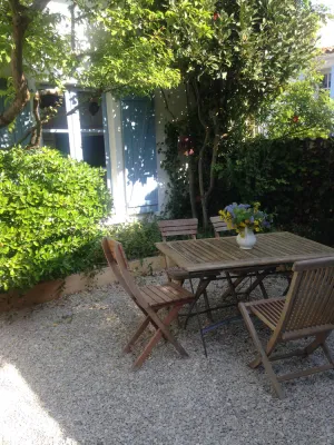 Image of This village house is located  on the side of the Seudre River, at the marsh edge, 10 km. from the ocean, between Mo