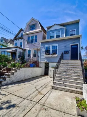 Image of Chic 3 bedroom apartment. (Upstairs Unit)