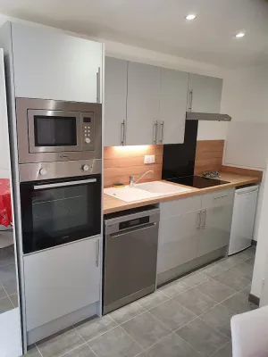 Image of 30 m2 furnished apartment near shops and metro
