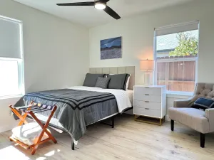 Image of Cozy Sacramento Bungalow --close to major hospitals and attractions