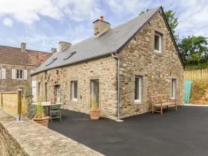 Image of Charming Stone House: Ocean View, Surfers' Paradise, Enclosed Garden, Pet-Friendly, Modern Amenities
