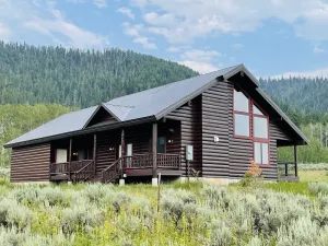 Image of Mountain View Lodge 10 min to YNP+WiFi+Hot Tub+AC