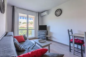 Image of Appartement 2 pièces, 4/5 couchages, proche plage et commodités, parking inclus, Bormes-les-Mimosas - FR-1-251-432