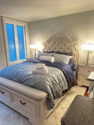Image of 1920's charm in a 3 bedroom flat close to everything - newly renovated bath
