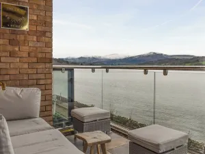 Image of The View - Yr Olygfa