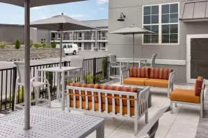Image of Days Inn & Suites by Wyndham Bowling Green