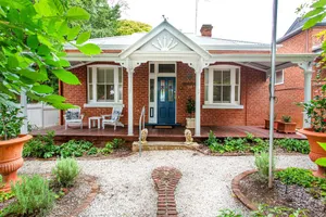 Image of Avonleigh - Beautiful 3 Bedroom Home.  Lovely Garden one block from town centre