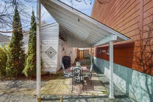 Image of Charming Victorian gem with 11-foot ceilings, patio area & washer\/dryer