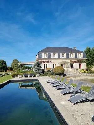 Image of Country manor with swimming pool! Close to the sea and mountains