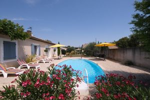 Image of pretty holiday rental with swimming pool in isle-sur-la-sorgue, in the département of vaucluse, in provence 4 people