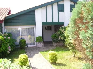 Image of House with  FREE WiFi, pool, garden, beach 200 meters away, tennis courts.