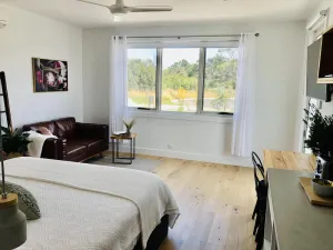 Image of Grevillea King Suite. Inlet Waters Escape. Stroll the inlet & nature boardwalk.