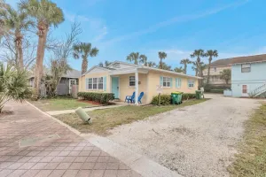 Image of Beachside Cottage Home - Short Walk to the Beach