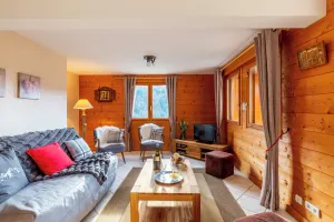 Image of Holiday Apartment 'Meublé spacieux - chaîne des Aravis' with Mountain View, Garden & Wi-Fi