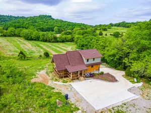 Image of Gorgeous custom log cabin on 185 acres
