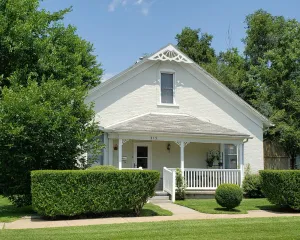 Image of Sleeps 9.  Spacious home w\/large fenced back yard.  Fully-equip kitchen\/laundry.