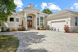 Image of Luxury Waterfront w\/4 ensuites, Pool\/Spa, Bikes, Kayaks, Dock\/ Direct Gulf Access, Walk to Beach!