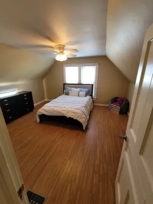 Image of 3 bed 1 bath close to all the things