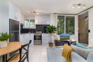 Image of Cosy and convenient leafy apartment