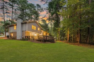 Image of Grand Retreat Sleeps 12 Spacious Deck and WiFi