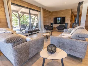 Image of Lodge avec bain à remous privatif, piscine, salle de sport et aire de jeux au bord du golf de Chambon - FR-1-582-370