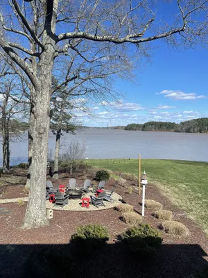 Image of Living the Lake Life   w\/2 kitchens 6 bdrms