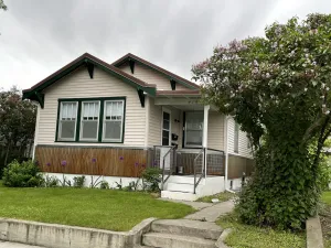Image of Downtown 2 bed\/1 bath with deck and back yard