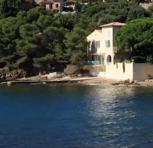 Image of Directly on the Mediterranean See ''Pieds dans l'eau''