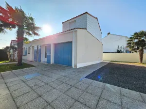 Image of Spacious Villa Near Beach & Shops - Sleeps 6, Pet-Friendly, Enclosed Garden