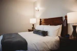 Image of Standard Guestroom (ADA) - 1 King · The Jefferson Inn Rm. 8