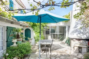 Image of Etrille house with terrasse