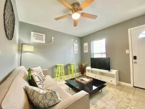 Image of 1808 Central 1 BDR-King Bed-PetFriendly-Close2DT