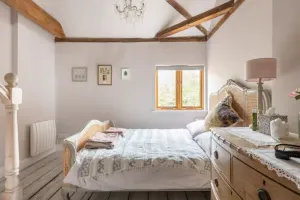 Image of Spacious, light apartment sleeps up to four