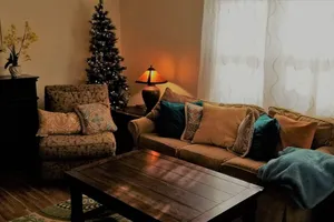 Image of 30+ Day⭐2 Kings Smarthouse | Jetted Tub | BBQ, Firepit, Patio Set, Fenced Yard |
