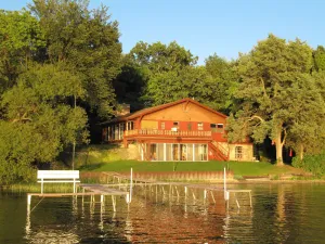 Image of Laid Back Lakefront Cottage--Family Fun on Powers Lake