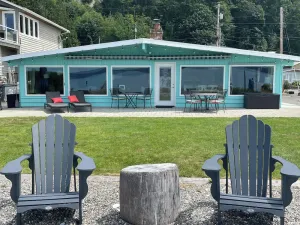 Image of \"The Beach House\". Waterfront home\/Puget Sound. Seattle commutable.
