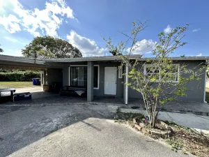 Image of Family-sized house with only 5 minutes away from downtown!