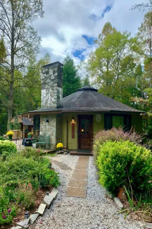 Image of **BEAUTIFUL UNIQUELY STYLED HOME WITHIN 5 MINS OF LAKE JAMES!