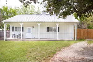 Image of The Firefly is between Waco and Corsicana, 5 minutes from the Navarro Mills Lake