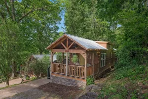 Image of Elise Cabin  | Forest Retreat | 5 Mins to Downtown