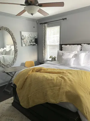 Image of Lovely 3-bedroom condo in Englewood